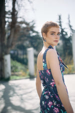 Çiçek Desenli Askı Detaylı Büstiyer Midi Jean Elbise