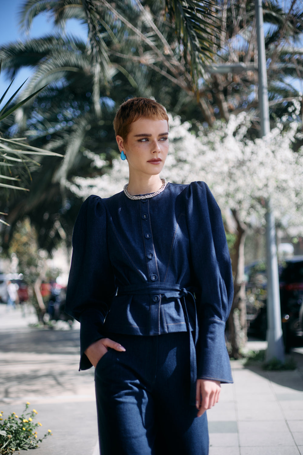 Omuzları Büzgülü Düğme ve  Kuşak Detaylı Jean Gömlek