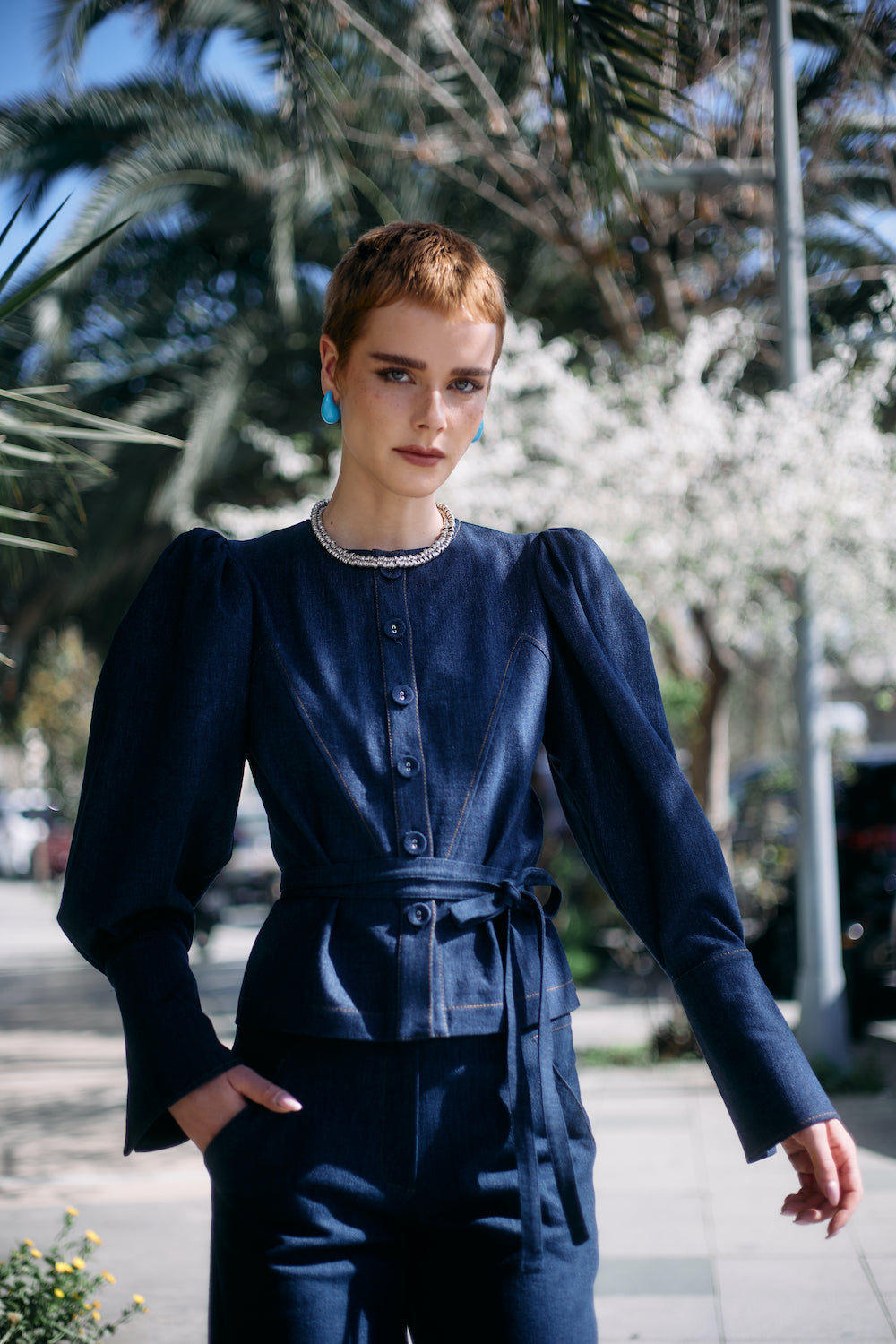 Omuzları Büzgülü Düğme ve  Kuşak Detaylı Jean Gömlek