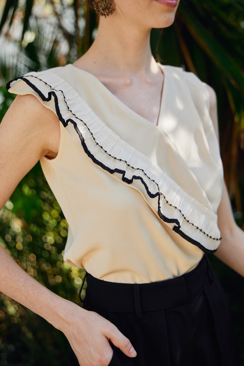 Aksesuar Detaylı Krem Rengi Bluz